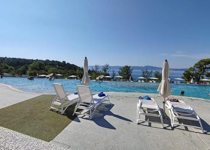 Sea House Pool & Jacuzzi - Privilege Point Camping & Villas